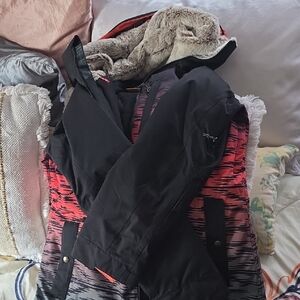 Snowboard 686 Women’s Black and Coral Ombre Ski Jacket with Faux-Fur Lined Hood